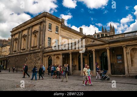 Eingang zum Pumpenraum, in der die römischen Bäder in Bath, England. Stockfoto