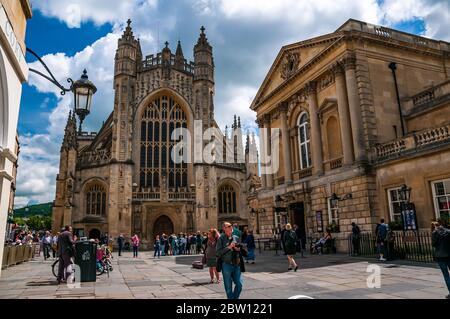 Die Abtei von Bath mit dem Eintritt zu den Römischen Bädern zur Seite. Stockfoto