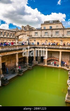 Touristen erkunden die römischen Bäder in Bath, England. Stockfoto