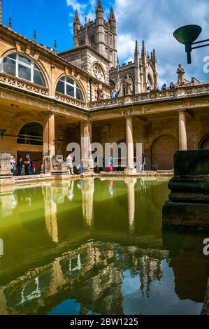 Touristen erkunden die römischen Bäder in Bath, England. Stockfoto