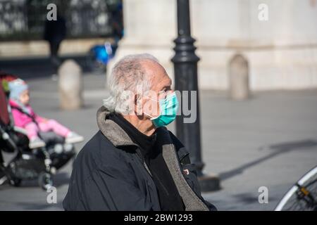 Älterer Mann mit Gesichtsmaske im Washington Square Park Manhattan Während der Covid-19 Pandemie Stockfoto