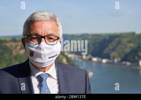 St. Goarshausen, Deutschland. Mai 2020. Roger Lewentz (SPD), Minister des Innern von Rheinland-Pfalz, steht auf der Aussichtsplattform des Loreley-Felsens und trägt eine Mund-Nase-Schutzmaske. Genau fünf Jahre nach der Vorstellung der Idee einer Bundesgartenschau 2029 im Welterbe Oberes Mittelrheintal sehen sich die Verantwortlichen im Zeitplan. (Zu dpa: Bundesgartenschau im Mittelrheintal - eine Idee wird fünf Jahre alt) Quelle: Thomas Frey/dpa/Alamy Live News Stockfoto