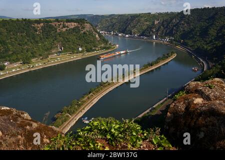 St. Goarshausen, Deutschland. Mai 2020. Das Mittelrheintal vom Loreley-Felsen mit Blick auf St. Goarshausen. Genau fünf Jahre nach der Vorstellung der Idee einer Bundesgartenschau 2029 im Welterbe Oberes Mittelrheintal sehen sich die Verantwortlichen im Zeitplan. (Zu dpa: Bundesgartenschau im Mittelrheintal - eine Idee wird fünf Jahre alt) Quelle: Thomas Frey/dpa/Alamy Live News Stockfoto