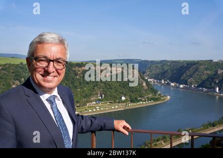 St. Goarshausen, Deutschland. Mai 2020. Auf der Aussichtsplattform des Loreley-Felsens steht Roger Lewentz (SPD), Minister des Innern von Rheinland-Pfalz. Genau fünf Jahre nach der Vorstellung der Idee einer Bundesgartenschau 2029 im Welterbe Oberes Mittelrheintal sehen sich die Verantwortlichen im Zeitplan. (Zu dpa: Bundesgartenschau im Mittelrheintal - eine Idee wird fünf Jahre alt) Quelle: Thomas Frey/dpa/Alamy Live News Stockfoto