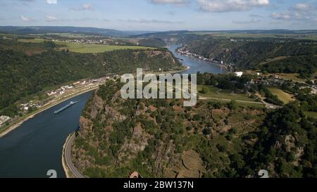 St. Goarshausen, Deutschland. Mai 2020. Vogelperspektive auf das Mittelrheintal rund um den Loreley Rock (Luftaufnahme mit Drohne). Genau fünf Jahre nach der Vorstellung der Idee einer Bundesgartenschau 2029 im Welterbe Oberes Mittelrheintal sehen sich die Verantwortlichen im Zeitplan. (Zu dpa: Bundesgartenschau im Mittelrheintal - eine Idee wird fünf Jahre alt) Quelle: Thomas Frey/dpa/Alamy Live News Stockfoto