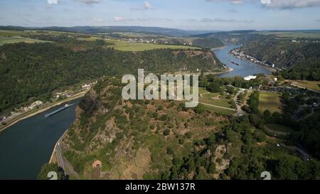 St. Goarshausen, Deutschland. Mai 2020. Vogelperspektive auf das Mittelrheintal rund um den Loreley Rock (Luftaufnahme mit Drohne). Genau fünf Jahre nach der Vorstellung der Idee einer Bundesgartenschau 2029 im Welterbe Oberes Mittelrheintal sehen sich die Verantwortlichen im Zeitplan. (Zu dpa: Bundesgartenschau im Mittelrheintal - eine Idee wird fünf Jahre alt) Quelle: Thomas Frey/dpa/Alamy Live News Stockfoto