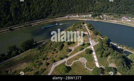 St. Goarshausen, Deutschland. Mai 2020. Vogelperspektive auf das Mittelrheintal rund um den Loreley Rock (Luftaufnahme mit Drohne). Genau fünf Jahre nach der Vorstellung der Idee einer Bundesgartenschau 2029 im Welterbe Oberes Mittelrheintal sehen sich die Verantwortlichen im Zeitplan. (Zu dpa: Bundesgartenschau im Mittelrheintal - eine Idee wird fünf Jahre alt) Quelle: Thomas Frey/dpa/Alamy Live News Stockfoto