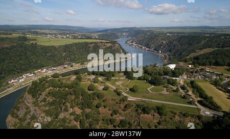 St. Goarshausen, Deutschland. Mai 2020. Vogelperspektive auf das Mittelrheintal rund um den Loreley Rock (Luftaufnahme mit Drohne). Genau fünf Jahre nach der Vorstellung der Idee einer Bundesgartenschau 2029 im Welterbe Oberes Mittelrheintal sehen sich die Verantwortlichen im Zeitplan. (Zu dpa: Bundesgartenschau im Mittelrheintal - eine Idee wird fünf Jahre alt) Quelle: Thomas Frey/dpa/Alamy Live News Stockfoto