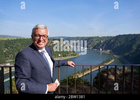 St. Goarshausen, Deutschland. Mai 2020. Auf der Aussichtsplattform des Loreley-Felsens steht Roger Lewentz (SPD), Minister des Innern von Rheinland-Pfalz. Genau fünf Jahre nach der Vorstellung der Idee einer Bundesgartenschau 2029 im Welterbe Oberes Mittelrheintal sehen sich die Verantwortlichen im Zeitplan. (Zu dpa: Bundesgartenschau im Mittelrheintal - eine Idee wird fünf Jahre alt) Quelle: Thomas Frey/dpa/Alamy Live News Stockfoto