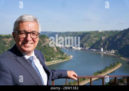 St. Goarshausen, Deutschland. Mai 2020. Auf der Aussichtsplattform des Loreley-Felsens steht Roger Lewentz (SPD), Minister des Innern von Rheinland-Pfalz. Genau fünf Jahre nach der Vorstellung der Idee einer Bundesgartenschau 2029 im Welterbe Oberes Mittelrheintal sehen sich die Verantwortlichen im Zeitplan. (Zu dpa: Bundesgartenschau im Mittelrheintal - eine Idee wird fünf Jahre alt) Quelle: Thomas Frey/dpa/Alamy Live News Stockfoto