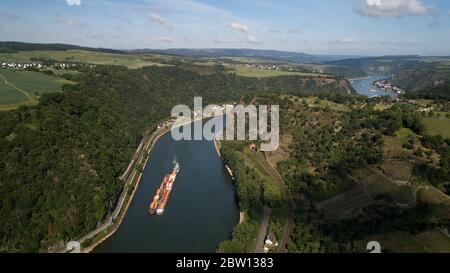 St. Goarshausen, Deutschland. Mai 2020. Vogelperspektive auf das Mittelrheintal rund um den Loreley Rock (Luftaufnahme mit Drohne). Genau fünf Jahre nach der Vorstellung der Idee einer Bundesgartenschau 2029 im Welterbe Oberes Mittelrheintal sehen sich die Verantwortlichen im Zeitplan. (Zu dpa: Bundesgartenschau im Mittelrheintal - eine Idee wird fünf Jahre alt) Quelle: Thomas Frey/dpa/Alamy Live News Stockfoto