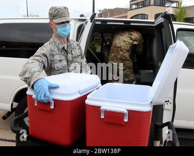 28. Mai 2020, Racine, Wisconsin, USA: Zwei Kühler mit COVID-19-Abstrichproben von 332 Personen Donnerstag, 28. Mai 2020 von der Wisconsin National Guard in Racine, Wisconsin, werden in einen Transporter gebracht, wo sie in speziellen Behältern umverpackt werden, um sofort in ein Labor in Madison gebracht zu werden, das etwa zwei Stunden entfernt liegt. Mehr als 3300 Personen wurden in der zweiwöchigen Testphase, die am Samstag endet, getestet. Racine County hat die dritthöchste Anzahl von Fällen in Wisconsin. Quelle: ZUMA Press, Inc./Alamy Live News Stockfoto