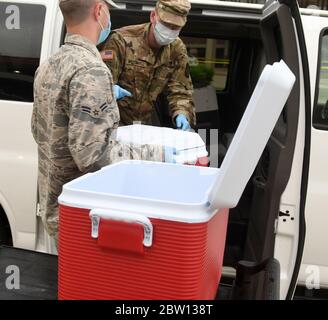 28. Mai 2020, Racine, Wisconsin, USA: Zwei Kühler mit COVID-19-Abstrichproben von 332 Personen Donnerstag, 28. Mai 2020 von der Wisconsin National Guard in Racine, Wisconsin, werden in einen Transporter gebracht, wo sie in speziellen Behältern umverpackt werden, um sofort in ein Labor in Madison gebracht zu werden, das etwa zwei Stunden entfernt liegt. Mehr als 3300 Personen wurden in der zweiwöchigen Testphase, die am Samstag endet, getestet. Racine County hat die dritthöchste Anzahl von Fällen in Wisconsin. Quelle: ZUMA Press, Inc./Alamy Live News Stockfoto