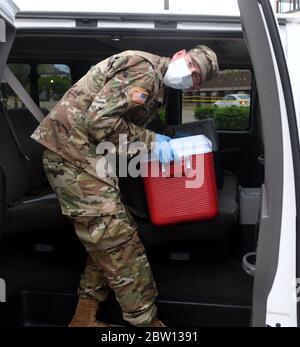 28. Mai 2020, Racine, Wisconsin, USA: Zwei Kühler mit COVID-19-Abstrichproben von 332 Personen Donnerstag, 28. Mai 2020 von der Wisconsin National Guard in Racine, Wisconsin, werden in einen Transporter gebracht, wo sie in speziellen Behältern umverpackt werden, um sofort in ein Labor in Madison gebracht zu werden, das etwa zwei Stunden entfernt liegt. Mehr als 3300 Personen wurden in der zweiwöchigen Testphase, die am Samstag endet, getestet. Racine County hat die dritthöchste Anzahl von Fällen in Wisconsin. Quelle: ZUMA Press, Inc./Alamy Live News Stockfoto