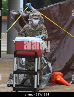 28. Mai 2020, Racine, Wisconsin, USA: Zwei Kühler mit COVID-19-Abstrichproben von 332 Personen Donnerstag, 28. Mai 2020 von der Wisconsin National Guard in Racine, Wisconsin, werden in einen Transporter gebracht, wo sie in speziellen Behältern umverpackt werden, um sofort in ein Labor in Madison gebracht zu werden, das etwa zwei Stunden entfernt liegt. Mehr als 3300 Personen wurden in der zweiwöchigen Testphase, die am Samstag endet, getestet. Racine County hat die dritthöchste Anzahl von Fällen in Wisconsin. Quelle: ZUMA Press, Inc./Alamy Live News Stockfoto