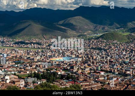 Hochwinkelansicht von Cusco Peru mit Fußballstadion und Flughafen-Landebahn. Stockfoto