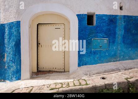 Farbenfrohes, blaues Gebäude in Rabat, der Hauptstadt Marokkos Stockfoto