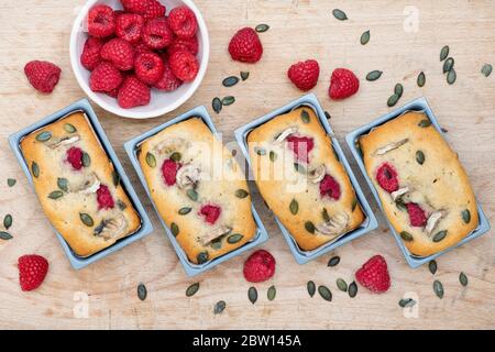 Hausgemachte Mini-Bananen und Himbeer-Laib Kuchen Stockfoto