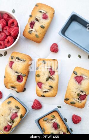 Hausgemachte Mini-Bananen und Himbeer-Laib Kuchen Stockfoto