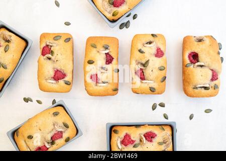 Hausgemachte Mini-Bananen und Himbeer-Laib Kuchen Stockfoto