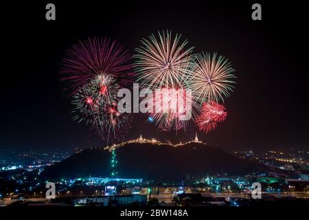 Schönes Feuerwerk im Nachtlicht am Phra NakhonKhiri (Khao-Wang) Festival, Phetchaburi Provinz in Thailand-10 Februar 2018 Stockfoto