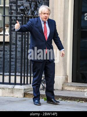 London, Großbritannien. Mai 2020. Der britische Premierminister Boris Johnson steht außerhalb der Downing Street 10, als er an der Clap for Our Cares-Kampagne in London teilnimmt. Quelle: SOPA Images Limited/Alamy Live News Stockfoto