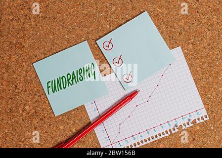 Textschild mit Fundraising. Business Foto Text Akt der Sammlung oder Herstellung von Geld für einen bestimmten Zweck Schreibtisch Notizbuch Papier Büro Pappe Stockfoto