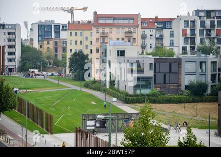 Menschen beobachten die Berliner Mauer Stockfoto