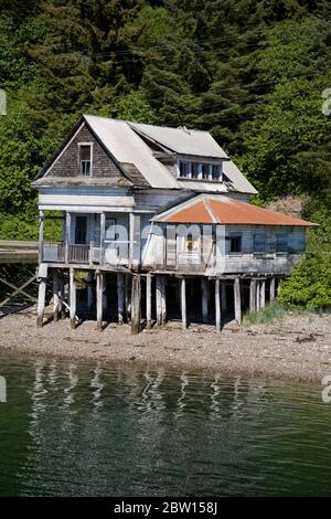 Haus am Strand, Hoonah City, Chichagof Island, Southeast Alaska, USA Stockfoto