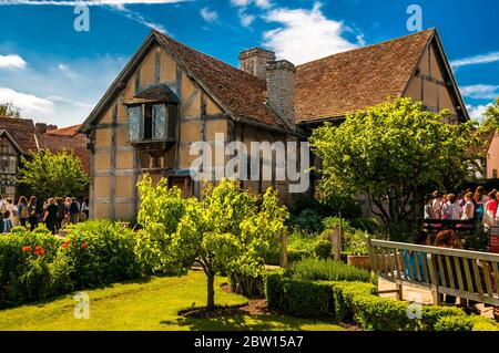 Touristen, die in William Shakespeares Geburtshaus am Henley Street im Zentrum von Stratford-upon-Avon. Stockfoto