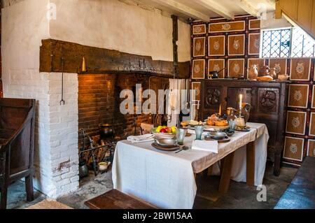 Festgelegten Esstisch in William Shakespeares Geburtshaus am Henley Street im Zentrum von Stratford-upon-Avon. Stockfoto