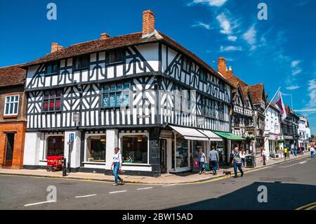 Street Scene im Zentrum von Stratford-upon-Avon an der Ecke von Ely Straße und der Hauptstraße. Stockfoto