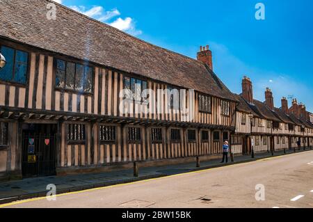 Alte Reihenhäuser mit Tudor Stil im Zentrum von Stratford-upon-Avon. Stockfoto