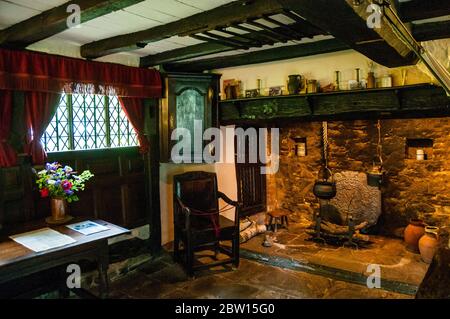 Zimmer mit offenem Kamin in Anne Hathaway's Cottage in Stratford-upon-Avon. Stockfoto