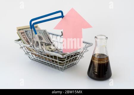 Ölprobe und Papiernoten. Konzept des schnellen Wachstums der Preise für Ölprodukte. Stockfoto