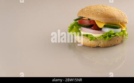 Herstellung von Sandwiches zum Frühstück. Leckere Burger auf einer Glasfläche mit Reflexion. Konzept Fast Food. Copy space. Stockfoto