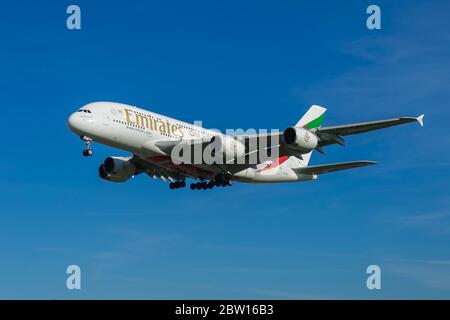 Nahaufnahme des Emirates Airbus A380, der an einem klaren sonnigen Tag am Flughafen Heathrow landet. London Stockfoto