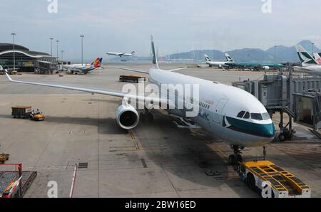 Cathay Pacific Boeing 777 Flugzeug am Hong Kong International Airport. Stockfoto