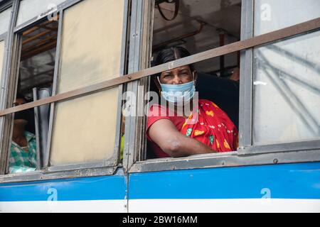 Kalkutta, Indien. Mai 2020. Eine Frau wartet in ihrem Bus.als die Pandemie Phase 4 beginnt, bringen mehrere Züge Migranten aus verschiedenen Staaten nach Westbengalen zurück. (Foto von Avimanyu Banerjee/Pacific Press) Quelle: Pacific Press Agency/Alamy Live News Stockfoto