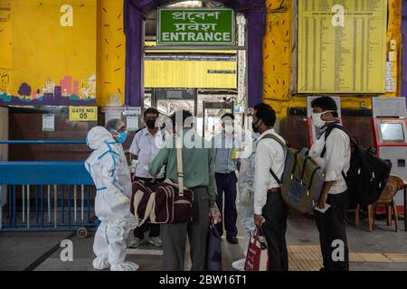 Kalkutta, Indien. Mai 2020. Migranten werden mit thermischen Tests getestet.mit Beginn der Pandemie-Phase 4 bringen mehrere Züge Migranten aus verschiedenen Staaten nach Westbengalen zurück. (Foto von Avimanyu Banerjee/Pacific Press) Quelle: Pacific Press Agency/Alamy Live News Stockfoto