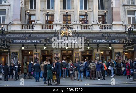 Ihr Majestys Theatre in London zeigt Phantom der Oper mit Menschen, die draußen auf die Matinee-Performance warten. Stockfoto