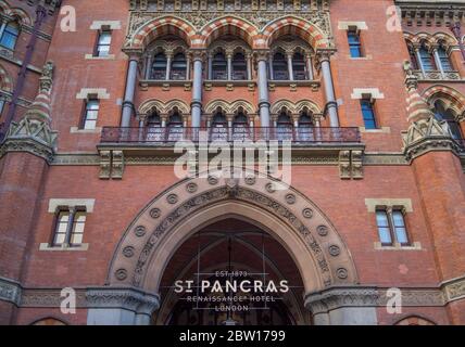 Schild des St. Pancras Renaissance Hotels und Außeneingang. London Stockfoto