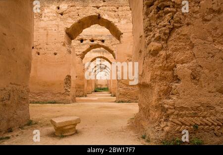 Alte Ruinen von königlichen Ställen und Getreidespeicher in Meknes, Marokko, verwendet, um Stallungen für 12,000 königliche Pferde. Ein UNESCO-Weltkulturerbe. Stockfoto