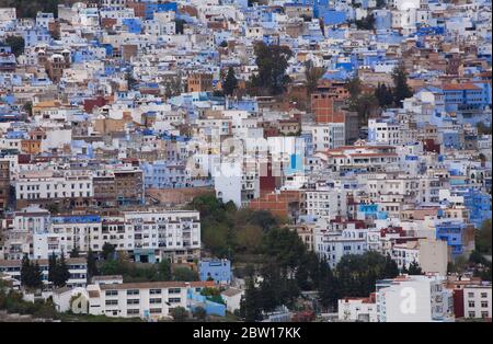 Chefchaouen - bekannt als Blue City - liegt in den Rif Bergen im Nordwesten Marokkos Stockfoto