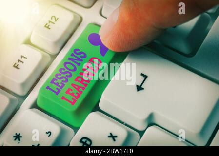 Schreiben Hinweis Übersicht Lektionen gelernt. Business Konzept für das Wissen oder Verständnis von Erfahrungen Stockfoto