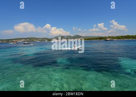 Bootsfahrt durch das kristallklare Wasser der Adria in der Nähe von Hvar, Kroatien. Stockfoto