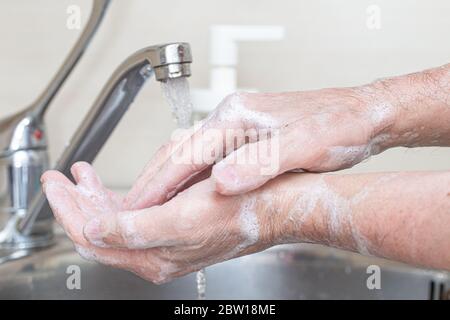 Waschen Hände reiben mit Seife Mann für Corona-Virus-Prävention, Hygiene zu stoppen Verbreitung Coronavirus oder mit Hand Desinfektionsmittel Gel. Hygiene, Hygiene, Stockfoto