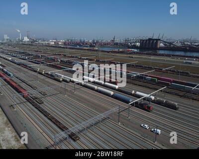 Luftaufnahme von Eisenbahncontainerschiffterminal mit Zug beladen mit Containern per Kran auch zeigt Klassifizierung Hof und schwere i Stockfoto