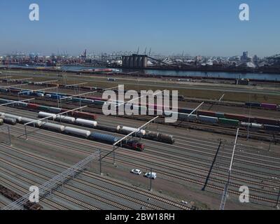 Luftaufnahme von Eisenbahncontainerschiffterminal mit Zug beladen mit Containern per Kran auch zeigt Klassifizierung Hof und schwere i Stockfoto