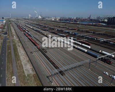 Luftaufnahme von Eisenbahncontainerschiffterminal mit Zug beladen mit Containern per Kran auch zeigt Klassifizierung Hof und schwere i Stockfoto